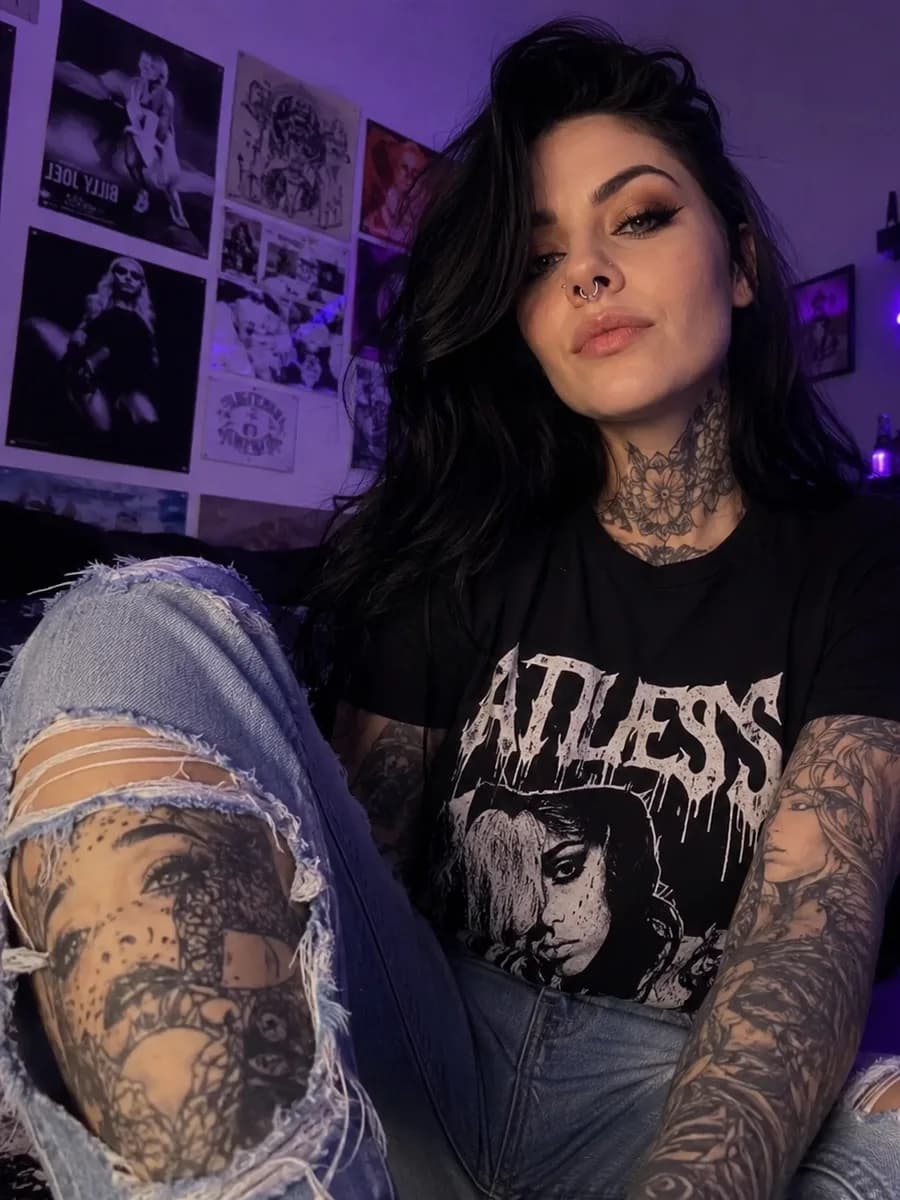 Creatoare OnlyFans alternativă, cu tatuaje, administrată de Bunny Agency